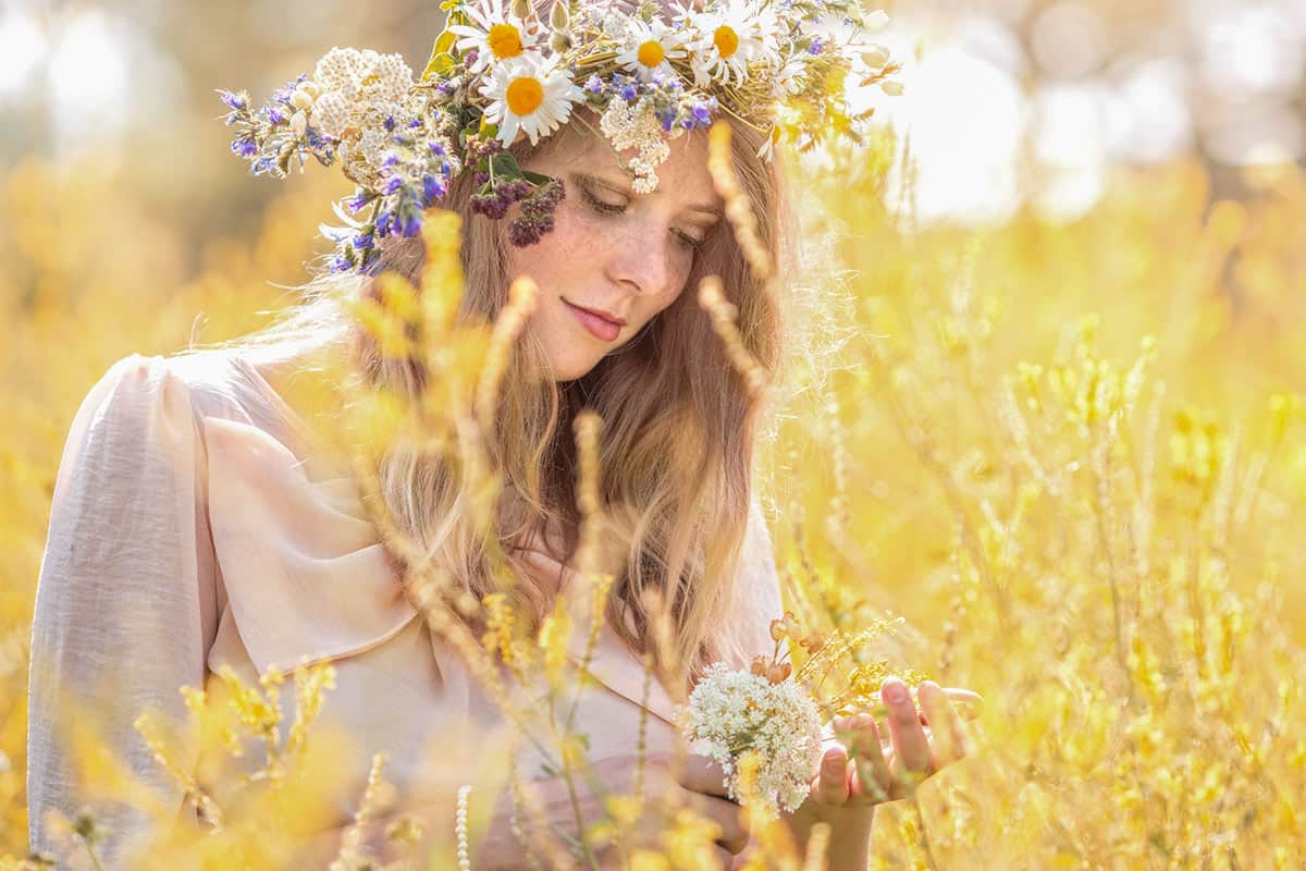 blumenwiese mit hippie