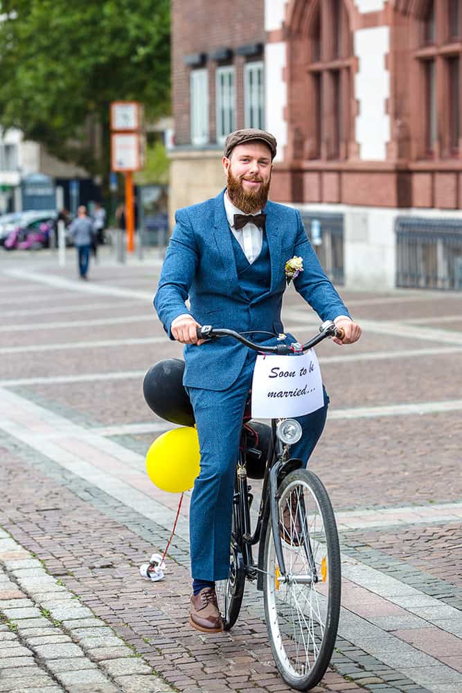 braeutigam kommt mit fahrrad