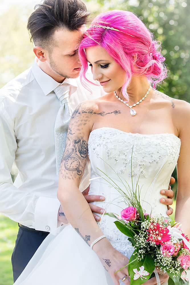 braeutigam umarmt braut 1