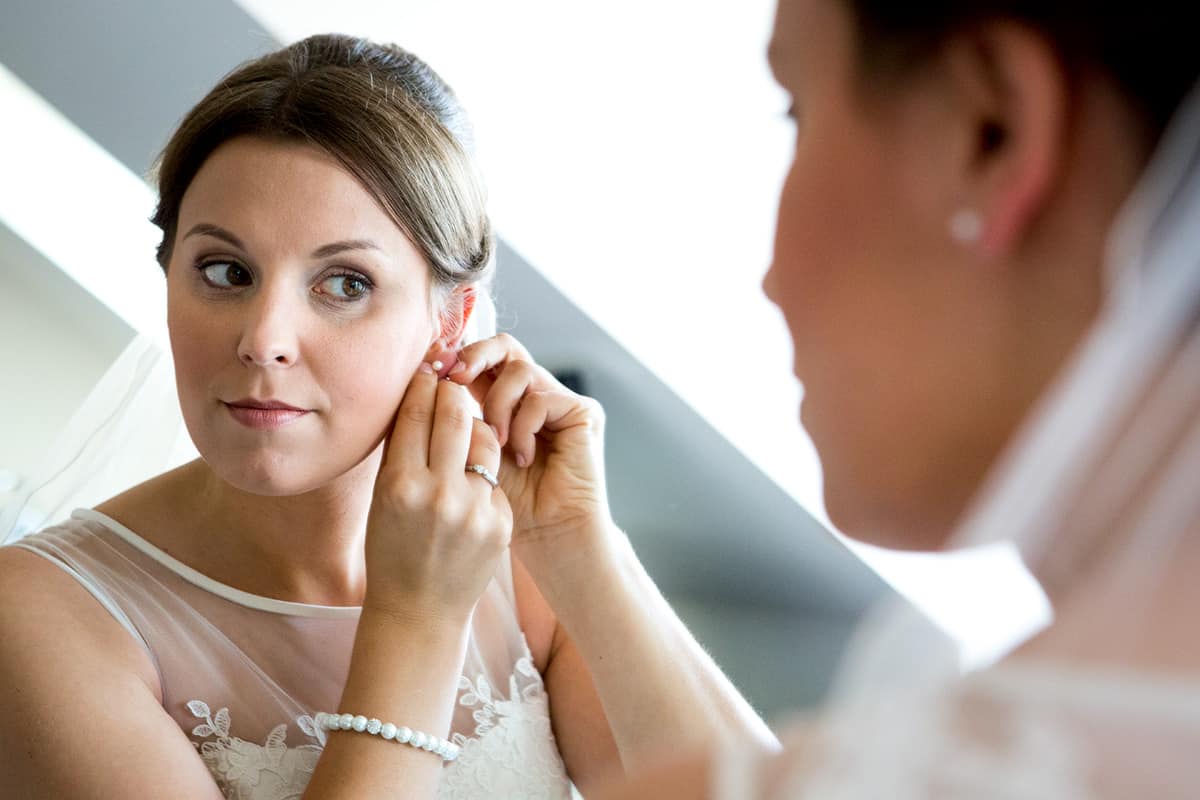 braut mit ohrring