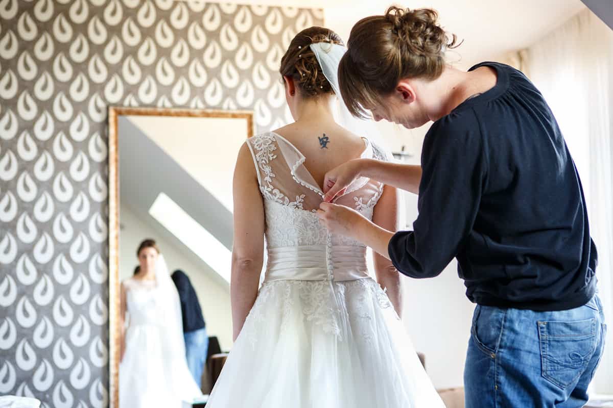 braut zieht ihr kleid an
