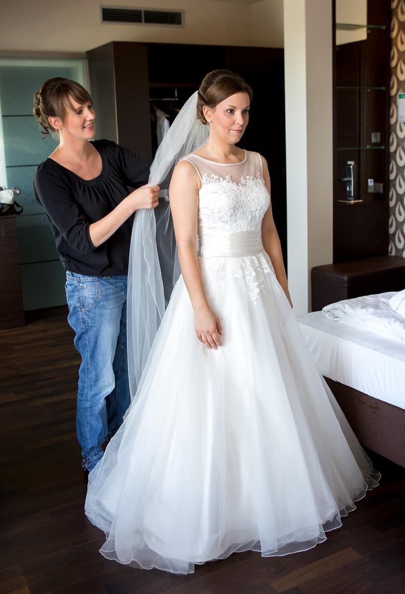 braut zieht kleid an