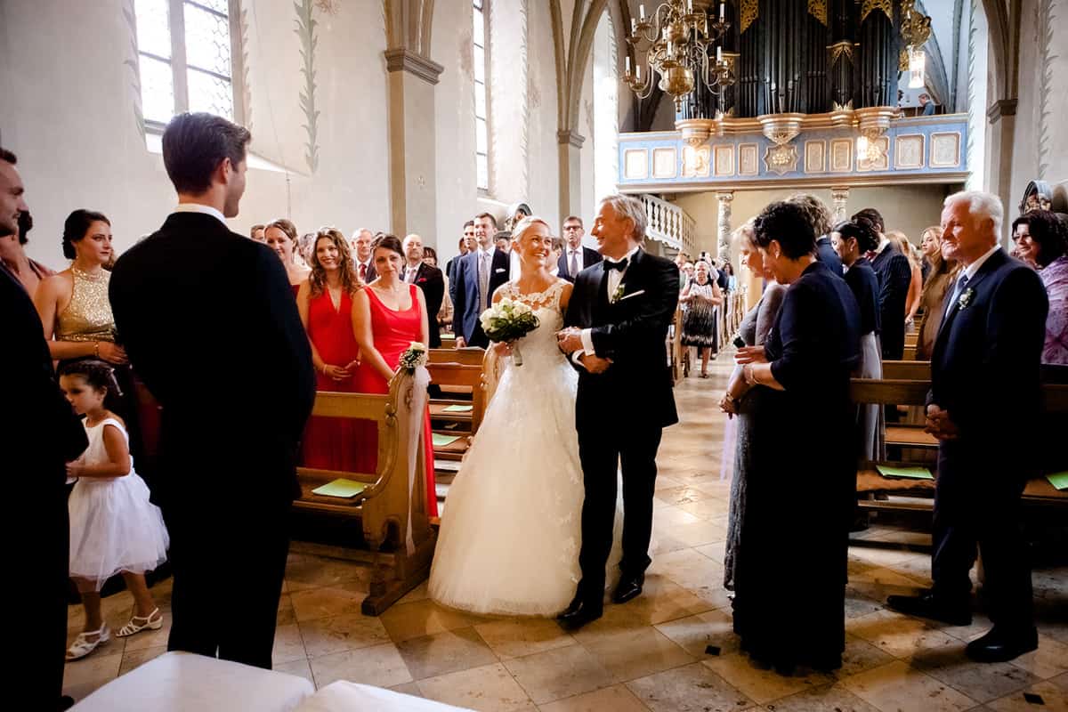 brautvater zum altar 2