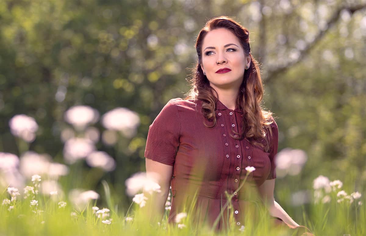 frau auf sommer wiese