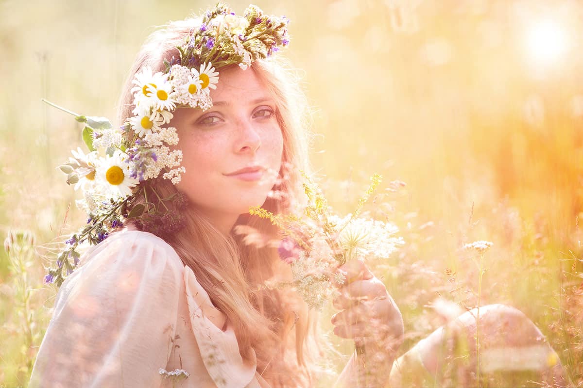 frau mit blumen im haar