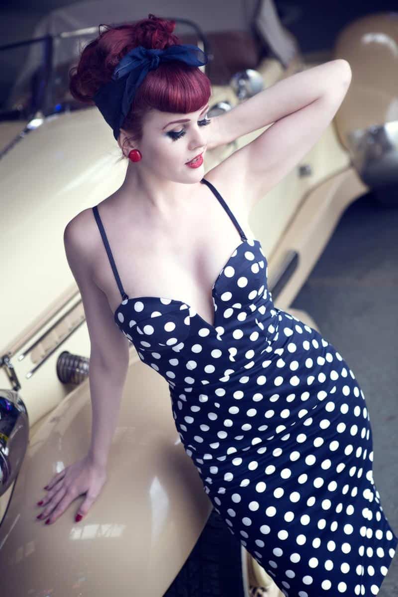 frau mit polka dots kleid