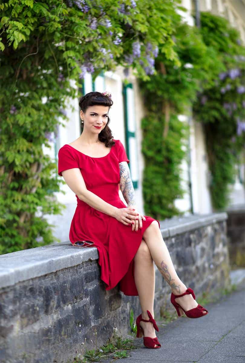 frau sitzt auf mauer in margaretenhoehe