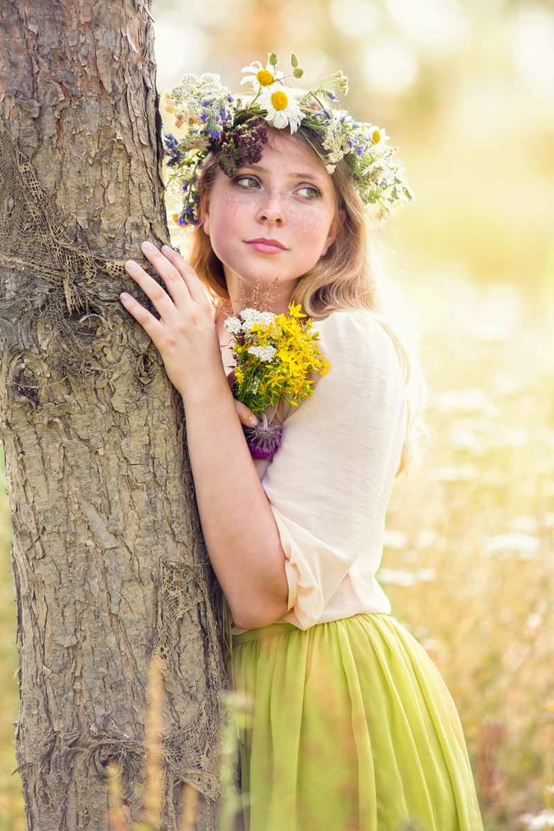 hippie lehnt an einem baum