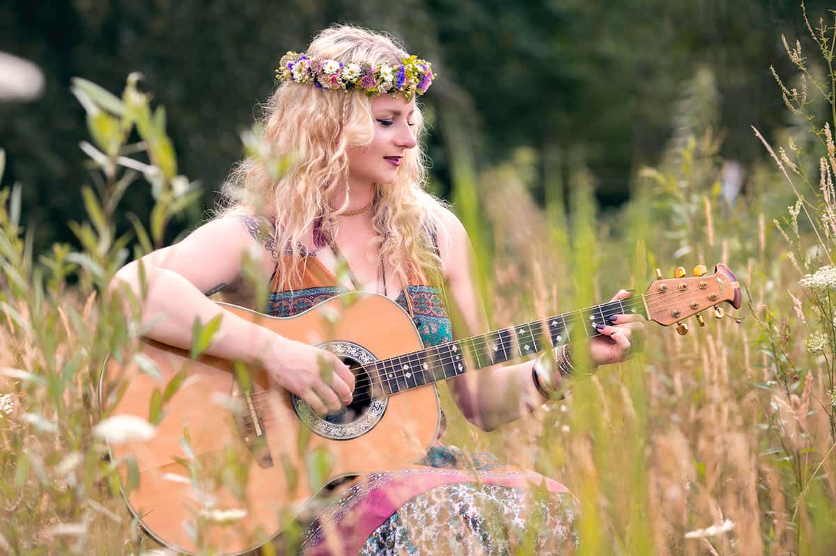 hippie mit gitarre
