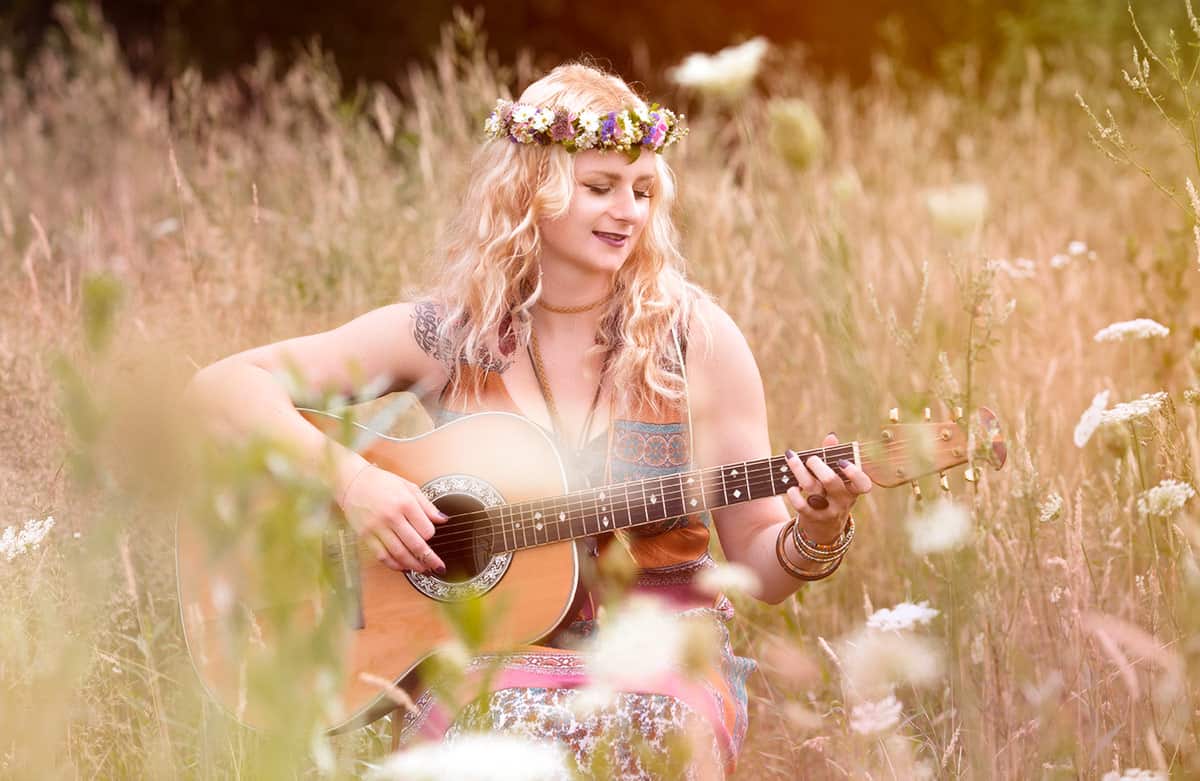 hippie spielt gitarre
