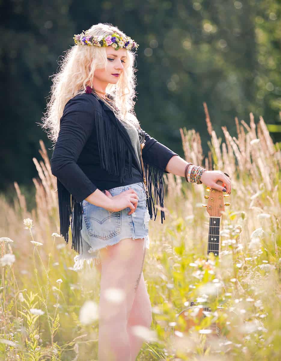 hippie steht im gras 1