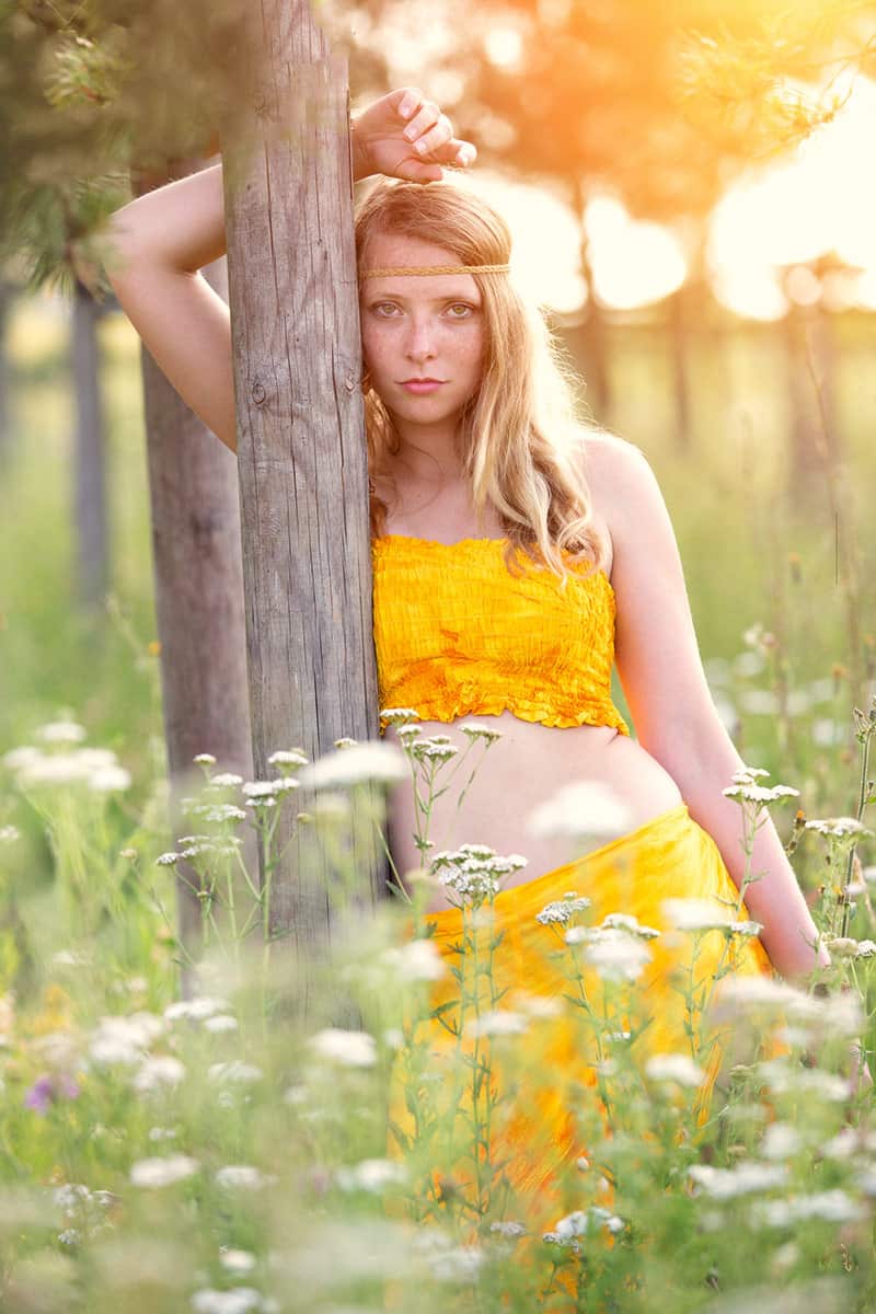 junge frau im hippie kleid