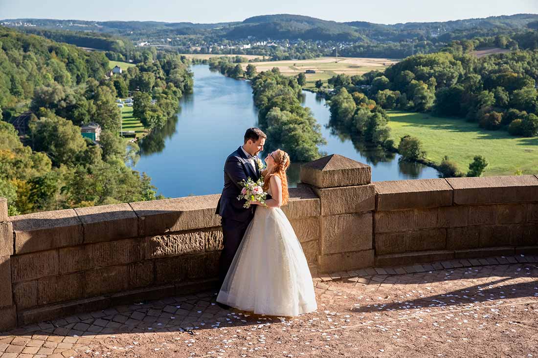 Brautpaarfotos am Denkmal von Haus Hohenstein mit der Ruhr im Hintergrund
