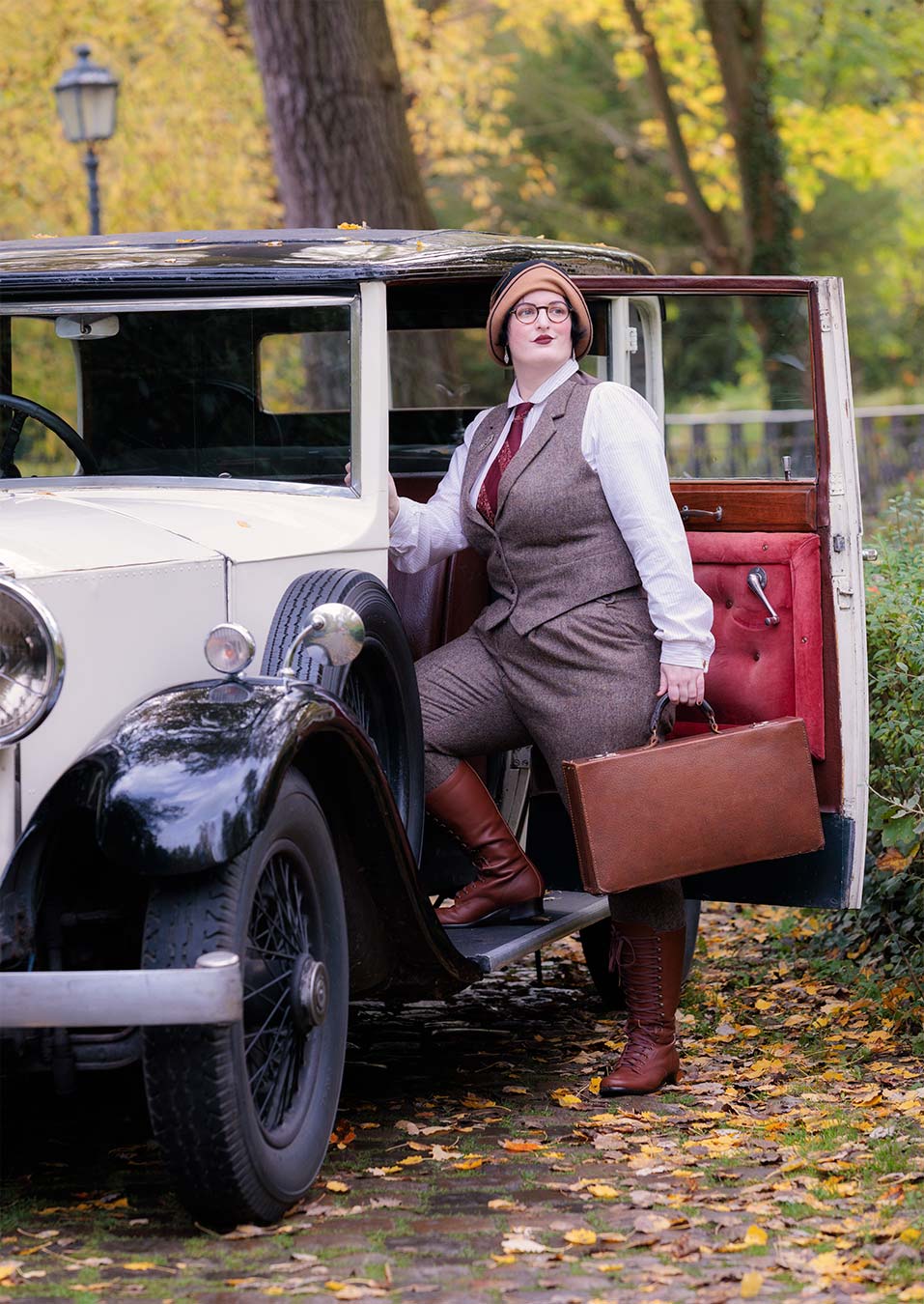 Vintage Foto 1920: Eine Frau steigt in einen Rolls Royce von 1931