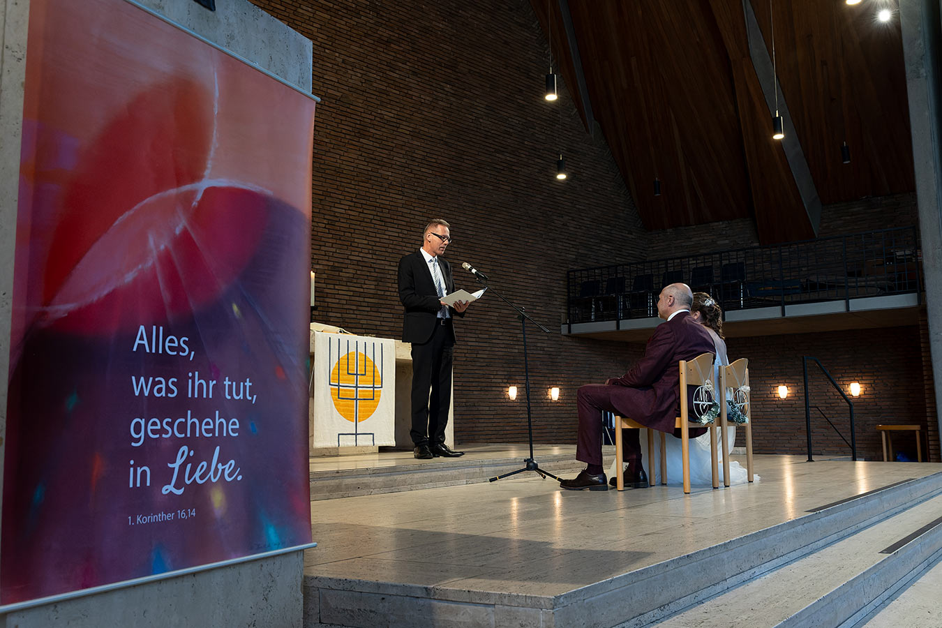 Der Pfarrer hält in der Kirche seine Traupredigt