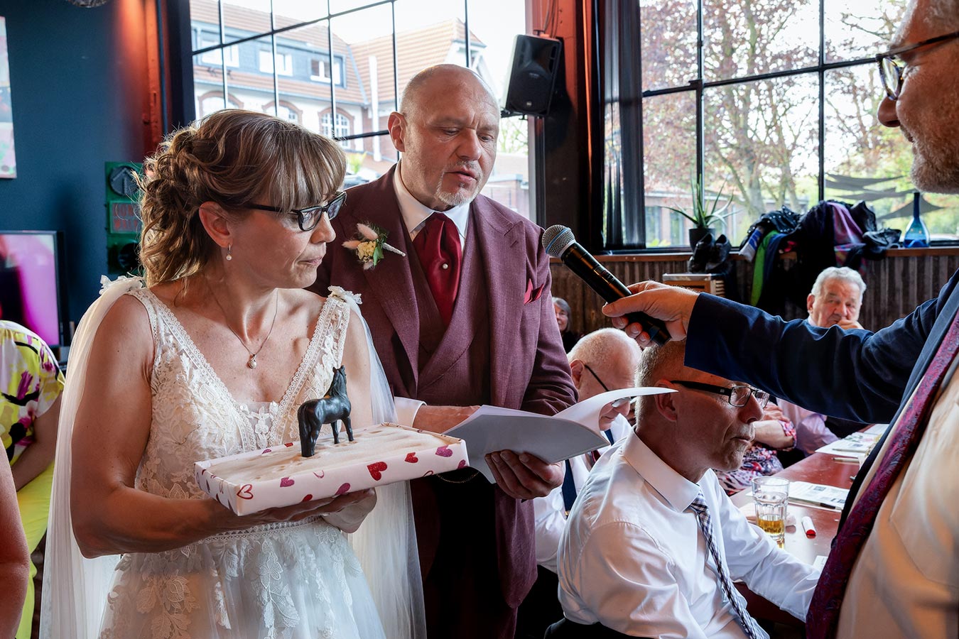 Das Brautpaar schaut sich das Hochzeitsgeschenk an