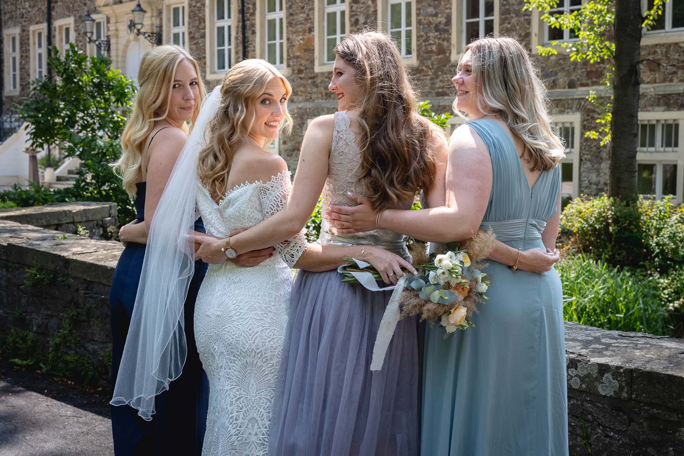 Die Braut mit ihren Brautjungfern am Haus Füchten in Ense