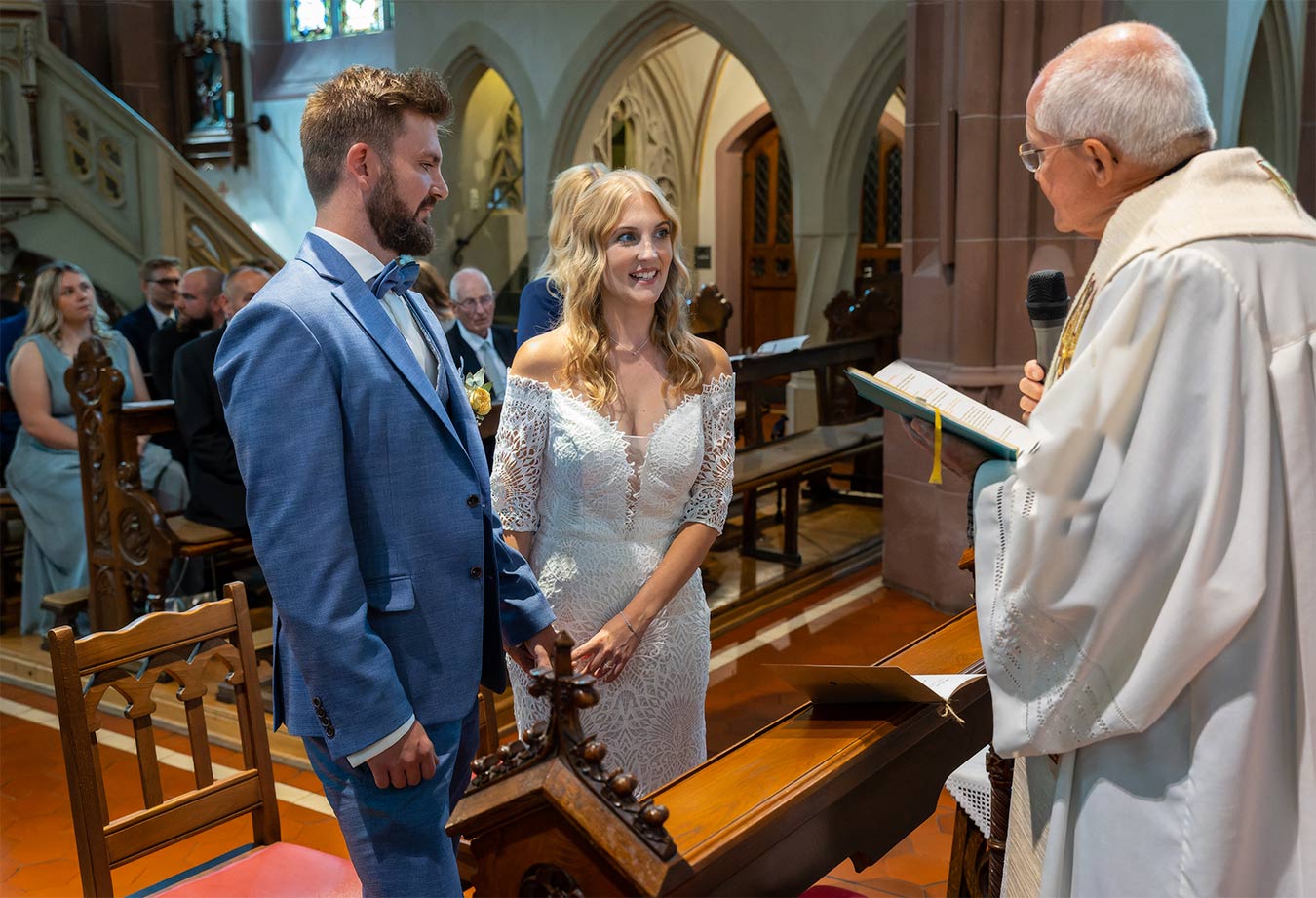 Der Pfarrer von St. Lambert in Ense spricht während der Trauung zum Brautpaar