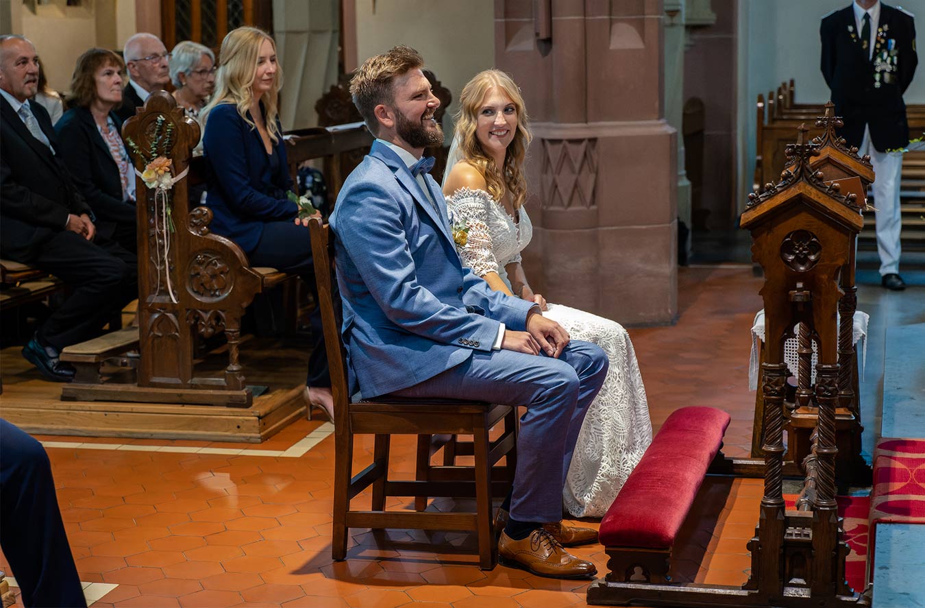 Der Pfarrer von St. Lambert in Ense spricht während der Trauung zum Brautpaar