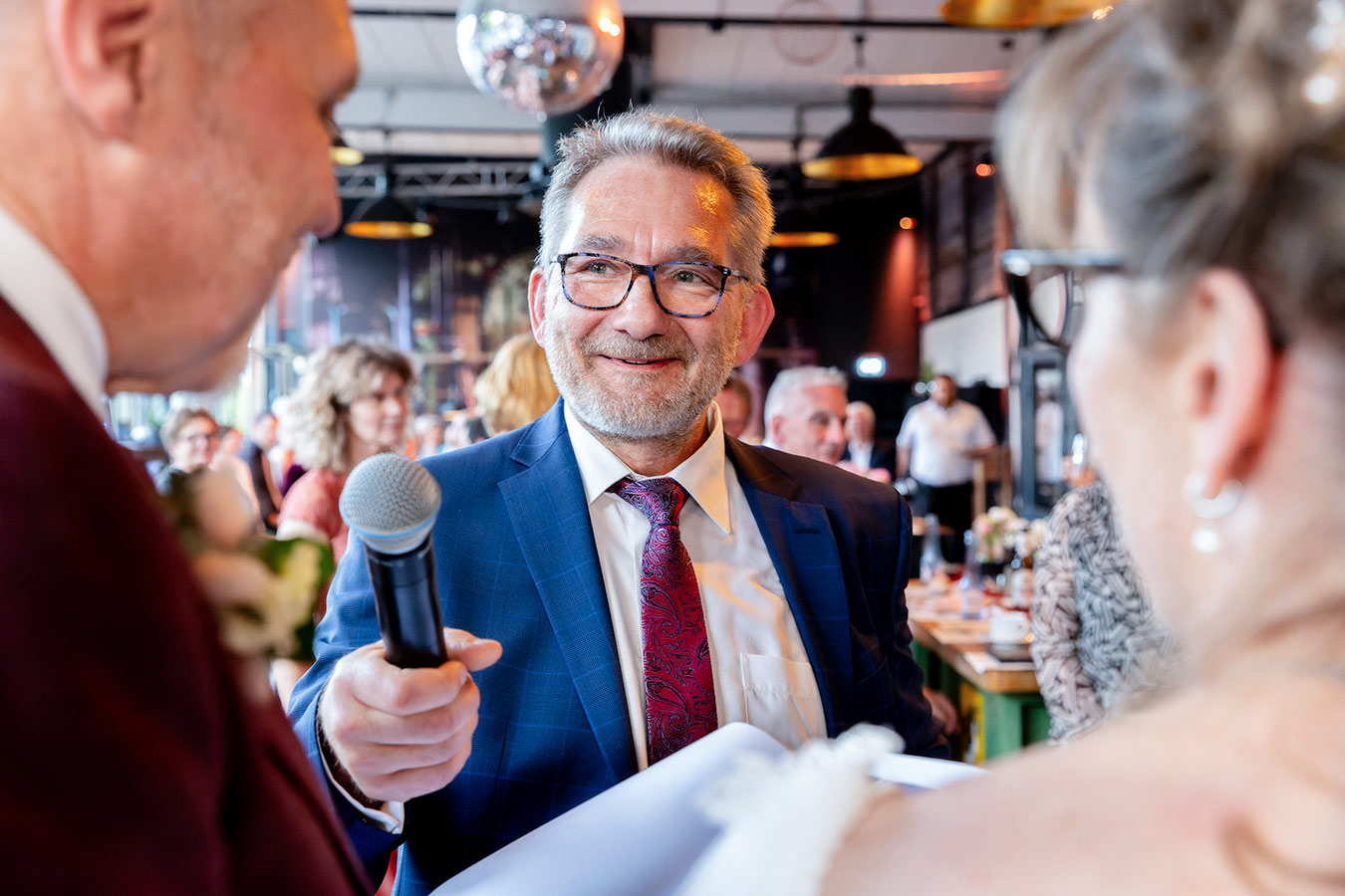 Ein Gast interview während der Hochzeitsparty das Brautpaar