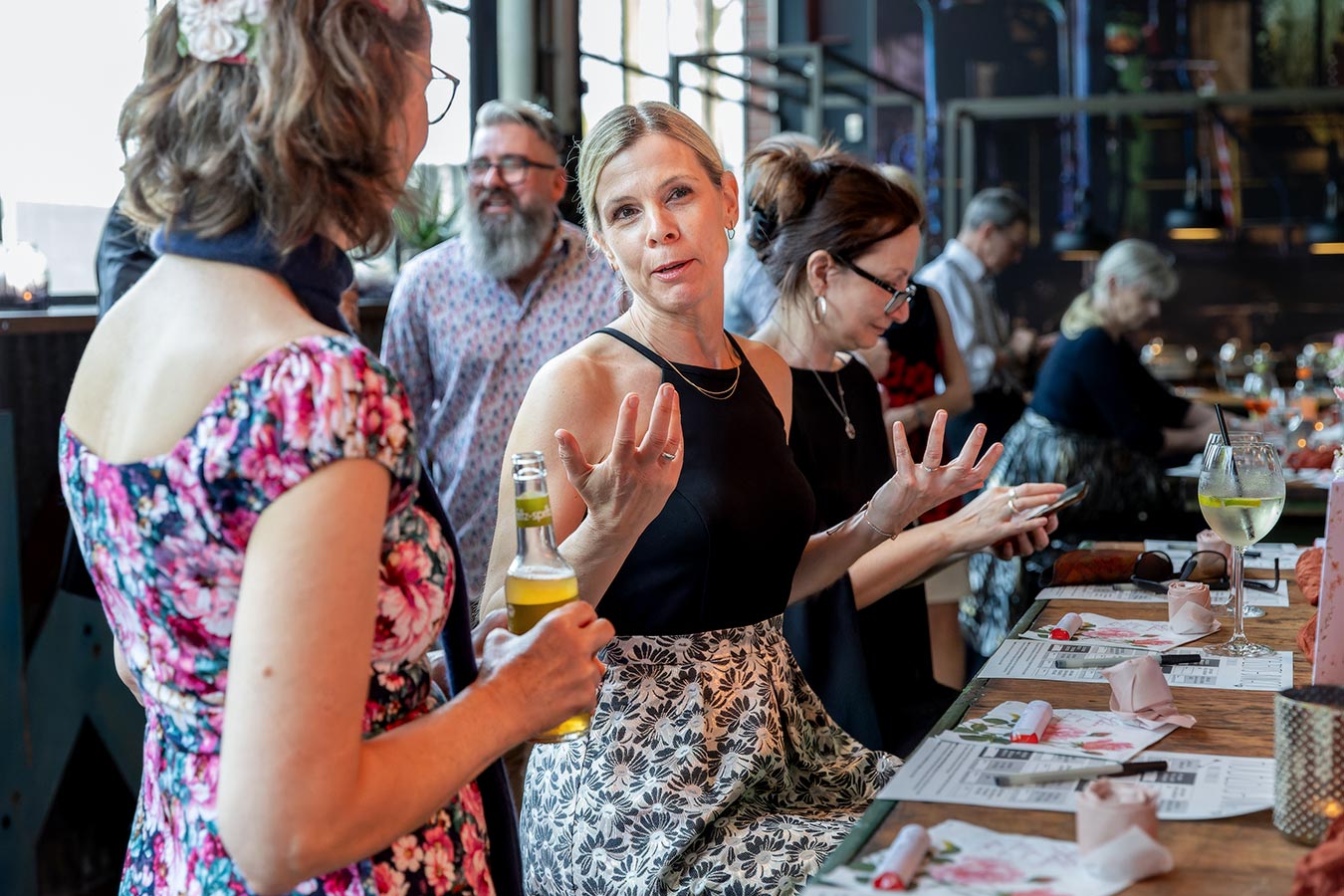 Gäste unterhalten sich auf der Hochzeitsparty