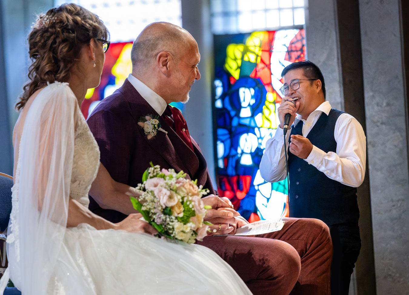 Ein Sänger singt für das Brautpaarin der Kirche