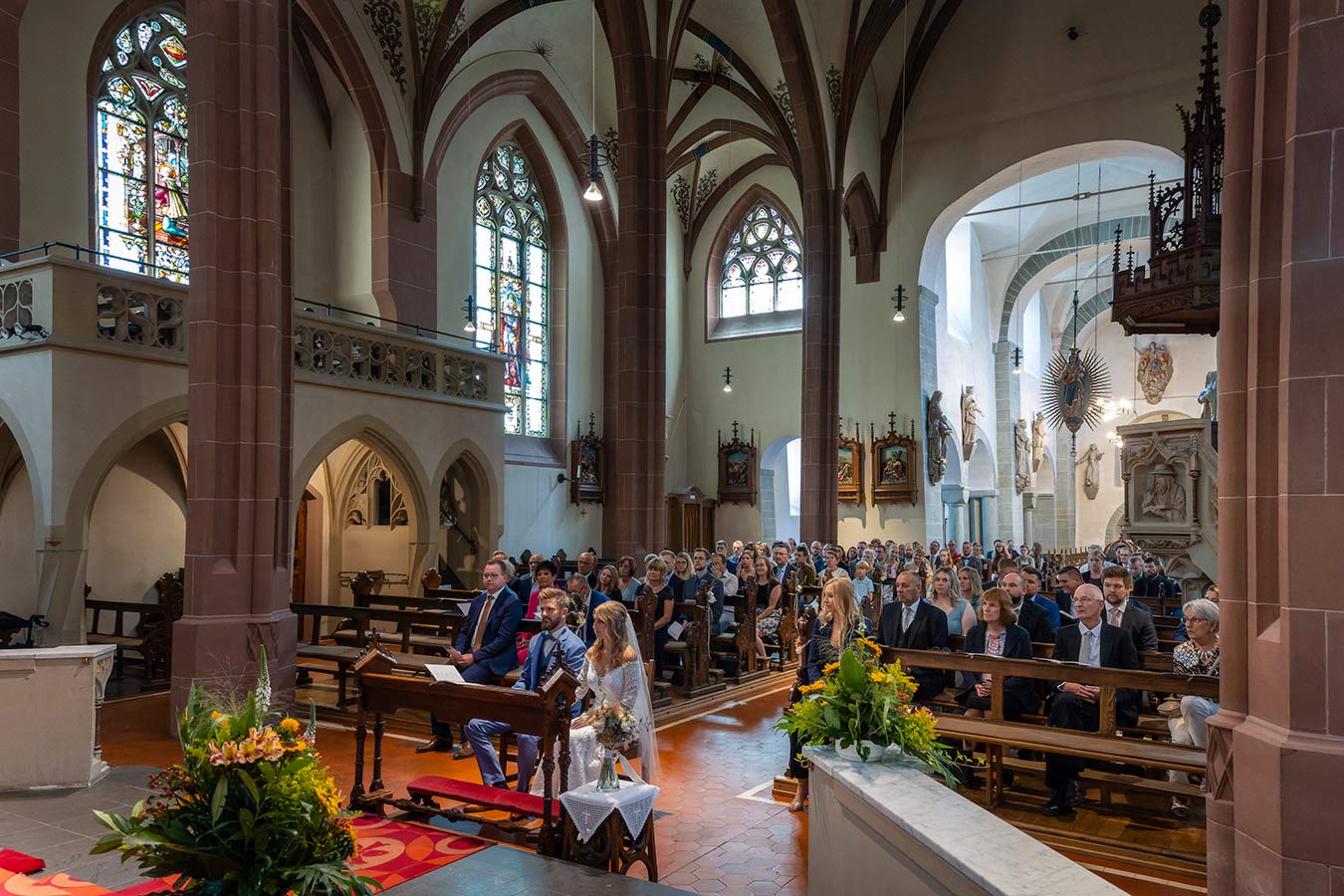 Übersicht über die Hochzeitsgesellschaft in der Kirche St. lambert in Ense