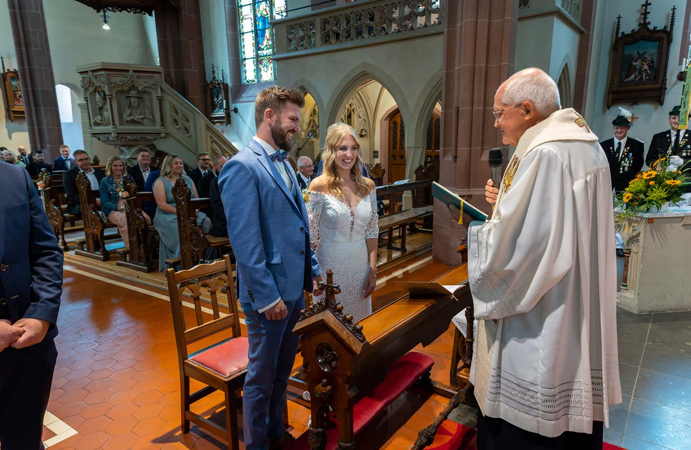 Der Pfarrer von St. Lambert in Ense spricht während der Trauung zum Brautpaar