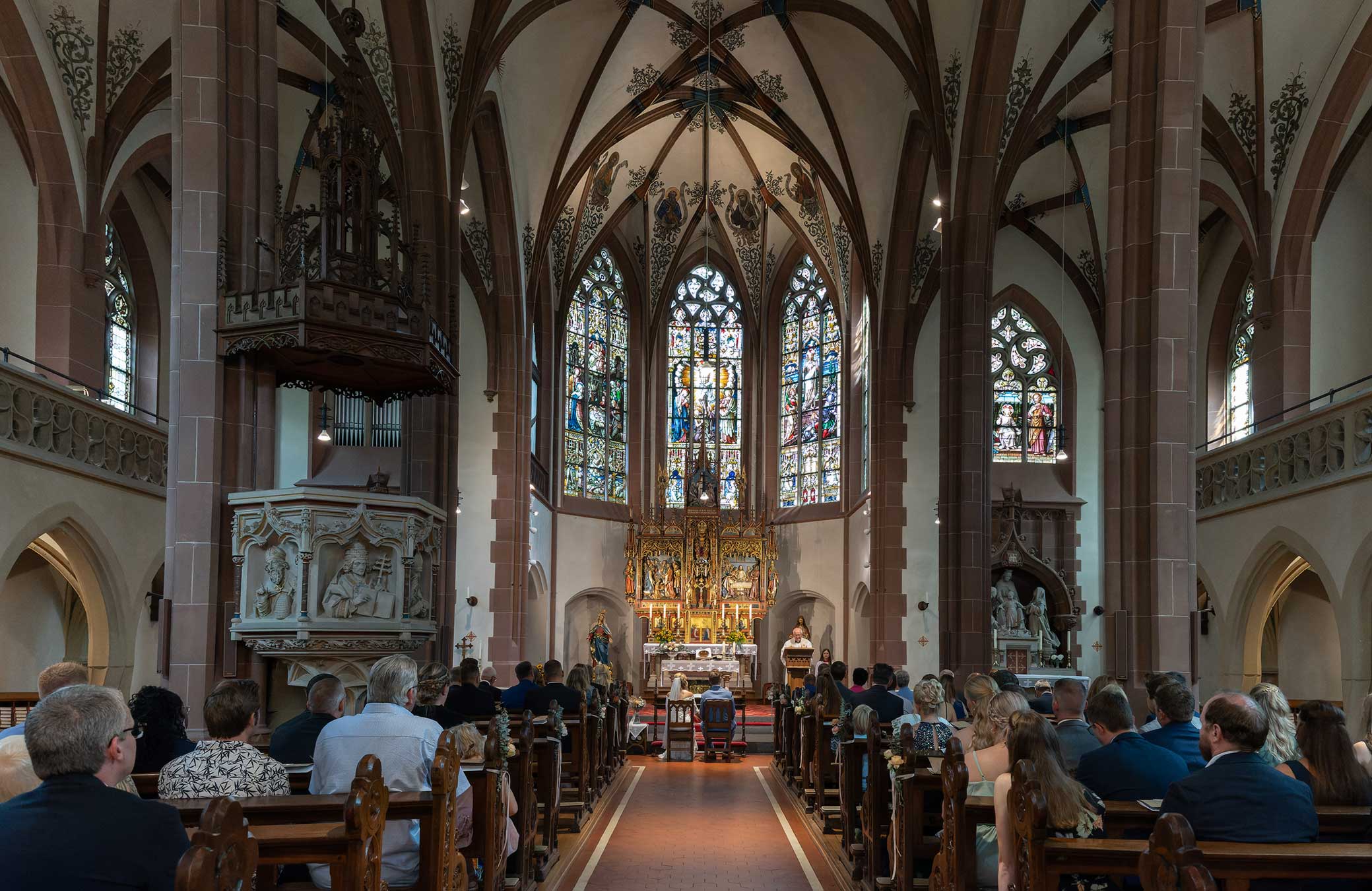 Blick in Richtung Altar während der Trauung in St. Lambert in Ense