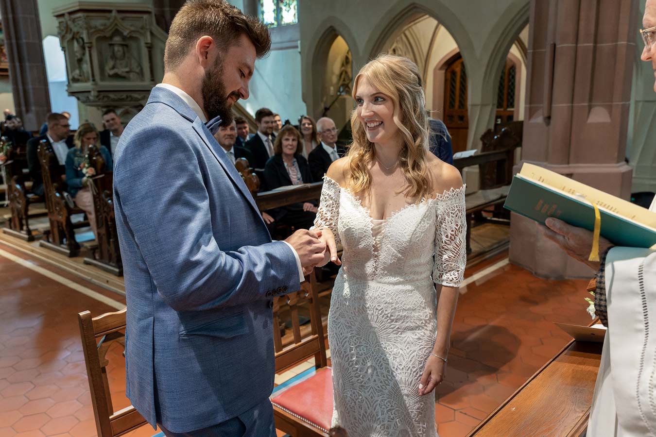 Der Bräutigam steckt deder Braut in St. Lambert den Ring an den Finger