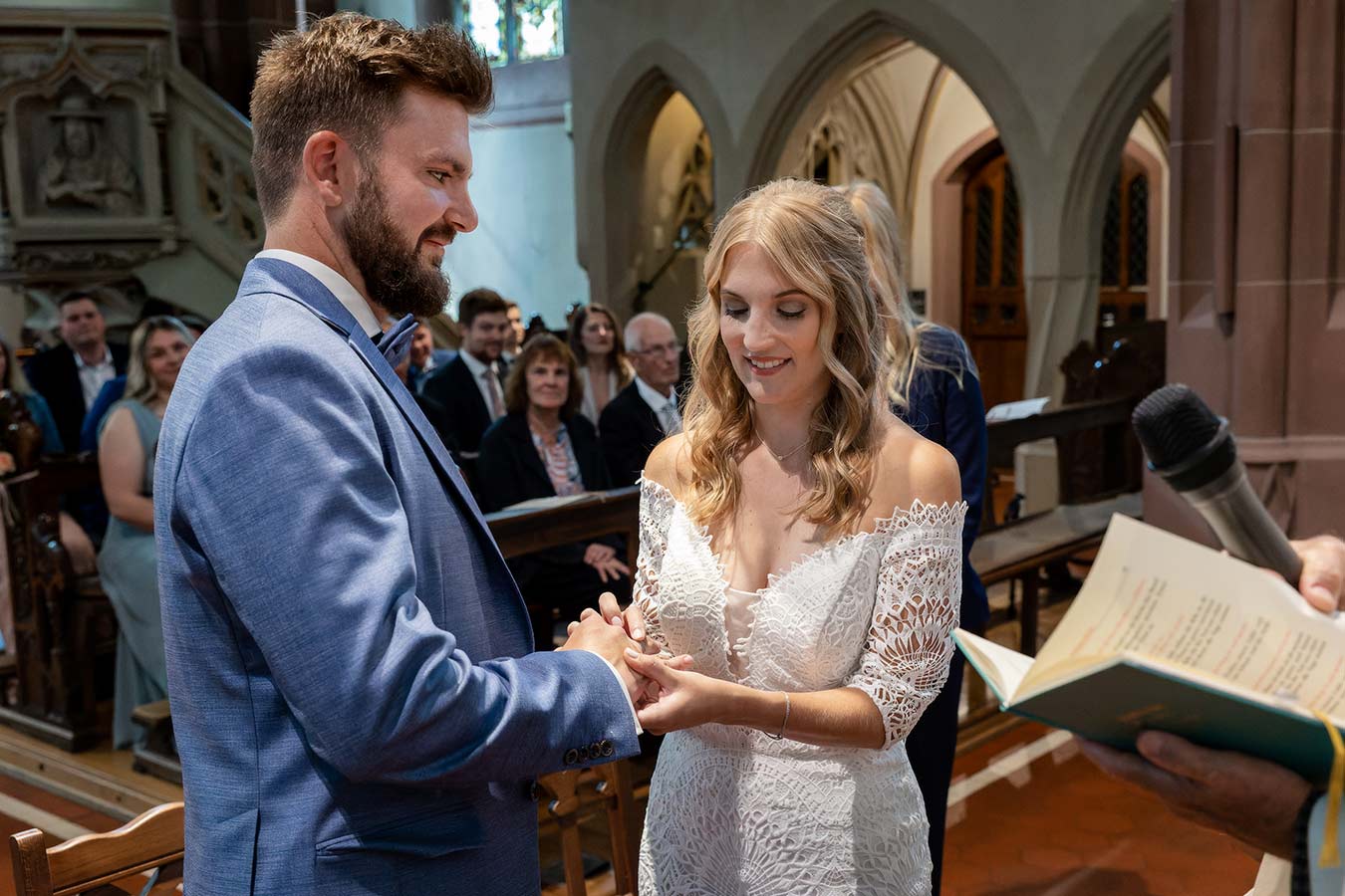 Die Braut steckt dem Bräutigam in St. Lambert den Ring an den Finger